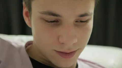 Twink innocente iniziato al piacere gay