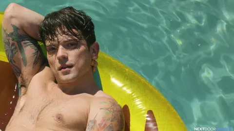 Brincadeiras na piscina – Carter Woods & Dakota Payne