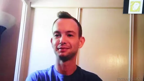 Trevor Ridge si esibisce nel bosco