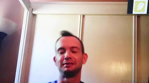 Trevor Ridge se exhibe en el bosque