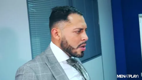 Tremendo bulto bajo el traje – Malek Tobias & Viktor Rom