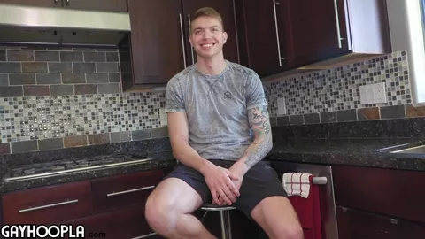 Garoto de 2 metros mostra o pau comprido – Luka Long