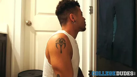 Un glory hole dans la fraternité