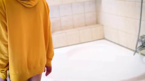 Jeune teen joue avec son anus serré