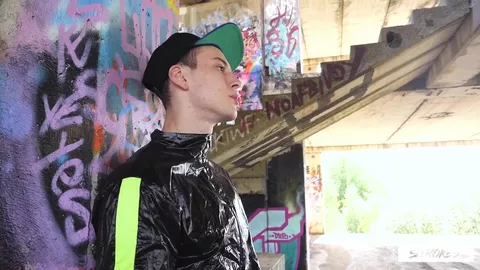 Lascars en tenues de nylon baisent dans un coin discret  – Casper Ivarsson & Jack Flynn
