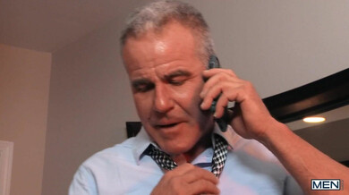 Homme plus âgé travaille le cul de Dale Savage