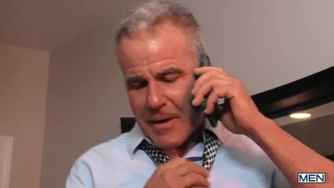 Homme plus âgé travaille le cul de Dale Savage