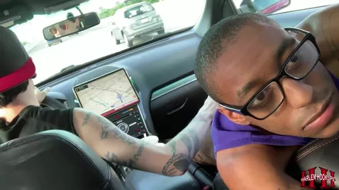 Il branle un pote dans sa voiture