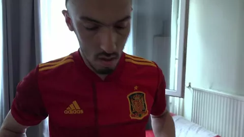 Un lascar bi baise le cul d’un mec gay