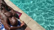 Tarde quente na piscina: sexo sem parar!