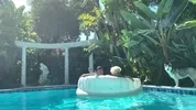Tarde quente na piscina: sexo sem parar!