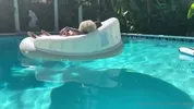 Tarde quente na piscina: sexo sem parar!