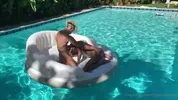 Tarde quente na piscina: sexo sem parar!