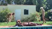 Tarde quente na piscina: sexo sem parar!