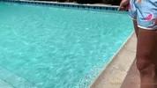 Tarde quente na piscina: sexo sem parar!