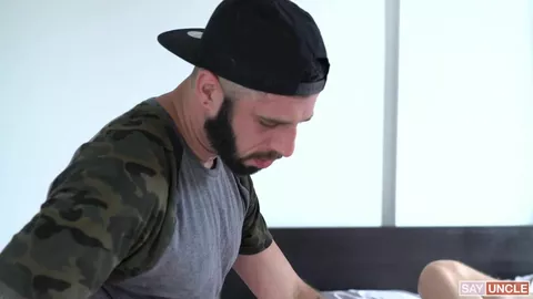 Gamin pourri gâté reçoit une correction anale – Edward Terrant & Romeo Davis