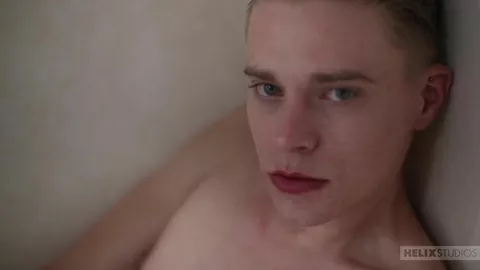 Harley Xavier en la ducha