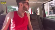 Chupa o amigo dentro de um Uber