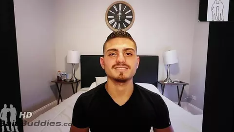 Un Italien sexy se lâche en cam branlette