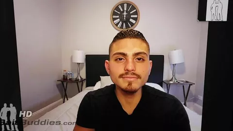 Un Italien sexy se lâche en cam branlette