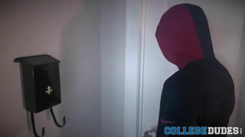Er bläst einem Fremden durchs Gloryhole im Wohnheim