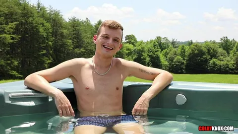 Giovane si masturba nella piscina di casa — JJ Jakobs