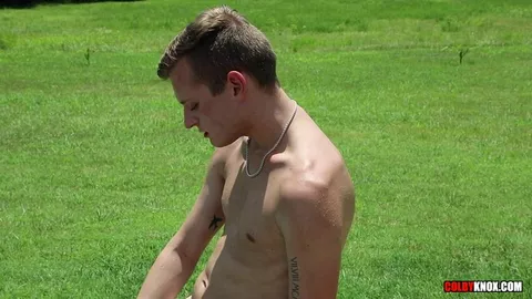 Giovane si masturba nella piscina di casa — JJ Jakobs