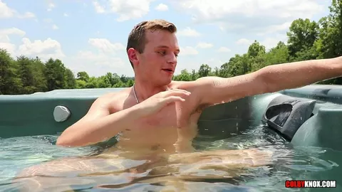 Junger Typ wichst im Gartenpool — JJ Jakobs