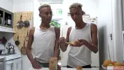 Meio-irmãos gays com fome de rola
