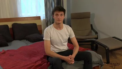 Jeune garçon des pays de l'Est avec de jolis pieds