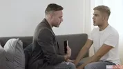 Beau-papa me remplit l’anus avec son énorme membre — Alex Montenegro & Manuel Skye