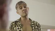 Beau-papa me remplit l’anus avec son énorme membre — Alex Montenegro & Manuel Skye