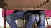 Lycéens se branlent sous la table et baisent dans la classe – Kevin Lang & Thomas Ross