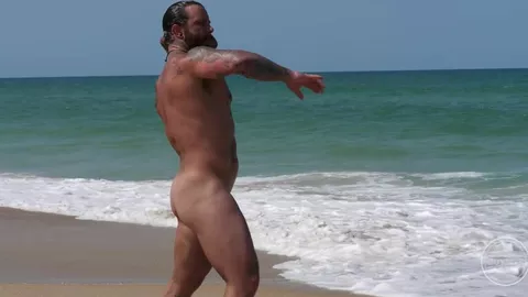 Hombres desnudos y calientes en la playa