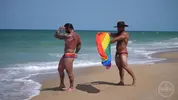 Beaux hommes nus sur la plage