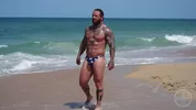 Beaux hommes nus sur la plage