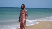 Beaux hommes nus sur la plage