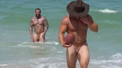 Beaux hommes nus sur la plage