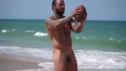 Beaux hommes nus sur la plage
