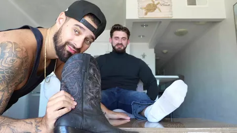 Adorazione dei piedi — Troy the Stallion & Casey Cooper