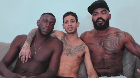 Trío caliente: 2 blatinos para un twink dócil