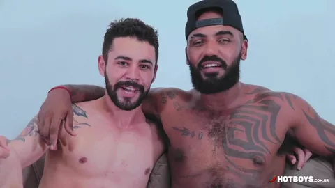 Un mec noir baise un nerd coquin