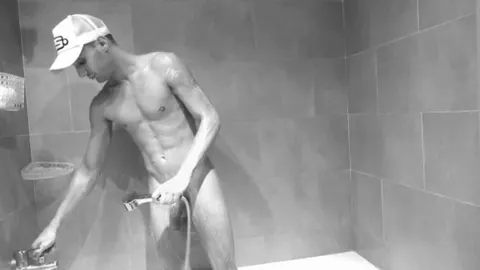 Fabian sotto la doccia