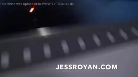 Jess Royan baisé sans capote dans une backroom