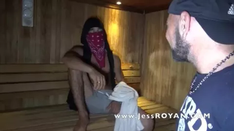 Giovane etero pompato da Jess al gloryhole