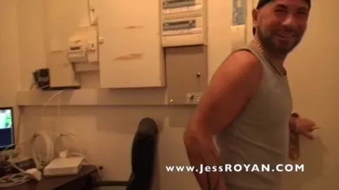 Jess Royan enculé sans capote par un vrai hétéro bien monté