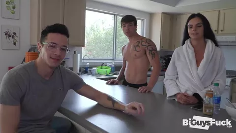 A garota fica de lado — os caras preferem se comer entre si!