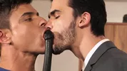 Initiation hard d'un mec en costard – Aaden Stark & Rafael Carreras