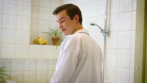 Ducha caliente y humeante con un twink — Adam Holub