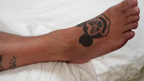 Rebel — Tätowierter, sehr maskuliner Hipster